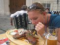  Linda hugger i. Spare ribs = en halv gris